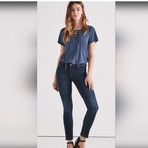 LUCKY BRAND Lolita Skinny Jeans in Med/Dark Wash. Size 12/31